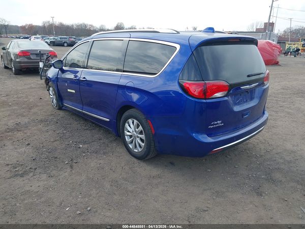 2019 CHRYSLER PACIFICA TOURING L — I3