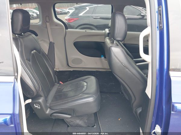 2019 CHRYSLER PACIFICA TOURING L — I8