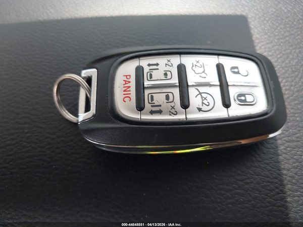 2019 CHRYSLER PACIFICA TOURING L — I11