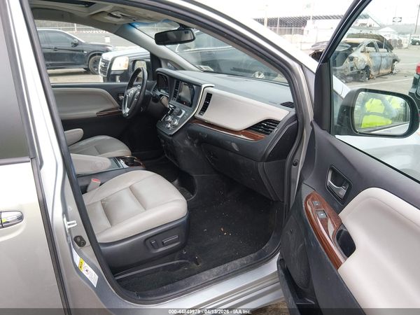 2017 TOYOTA SIENNA — I5