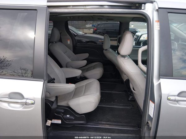 2017 TOYOTA SIENNA — I8