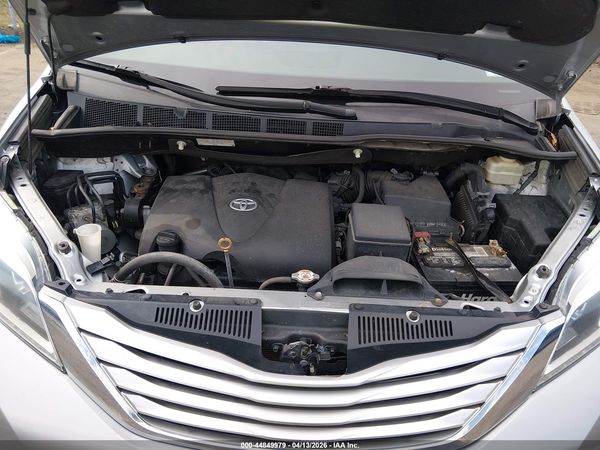 2017 TOYOTA SIENNA — I10