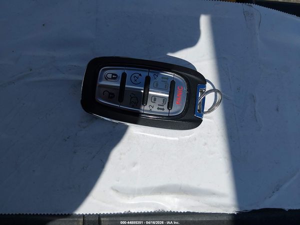 2025 CHRYSLER PACIFICA SELECT — I11