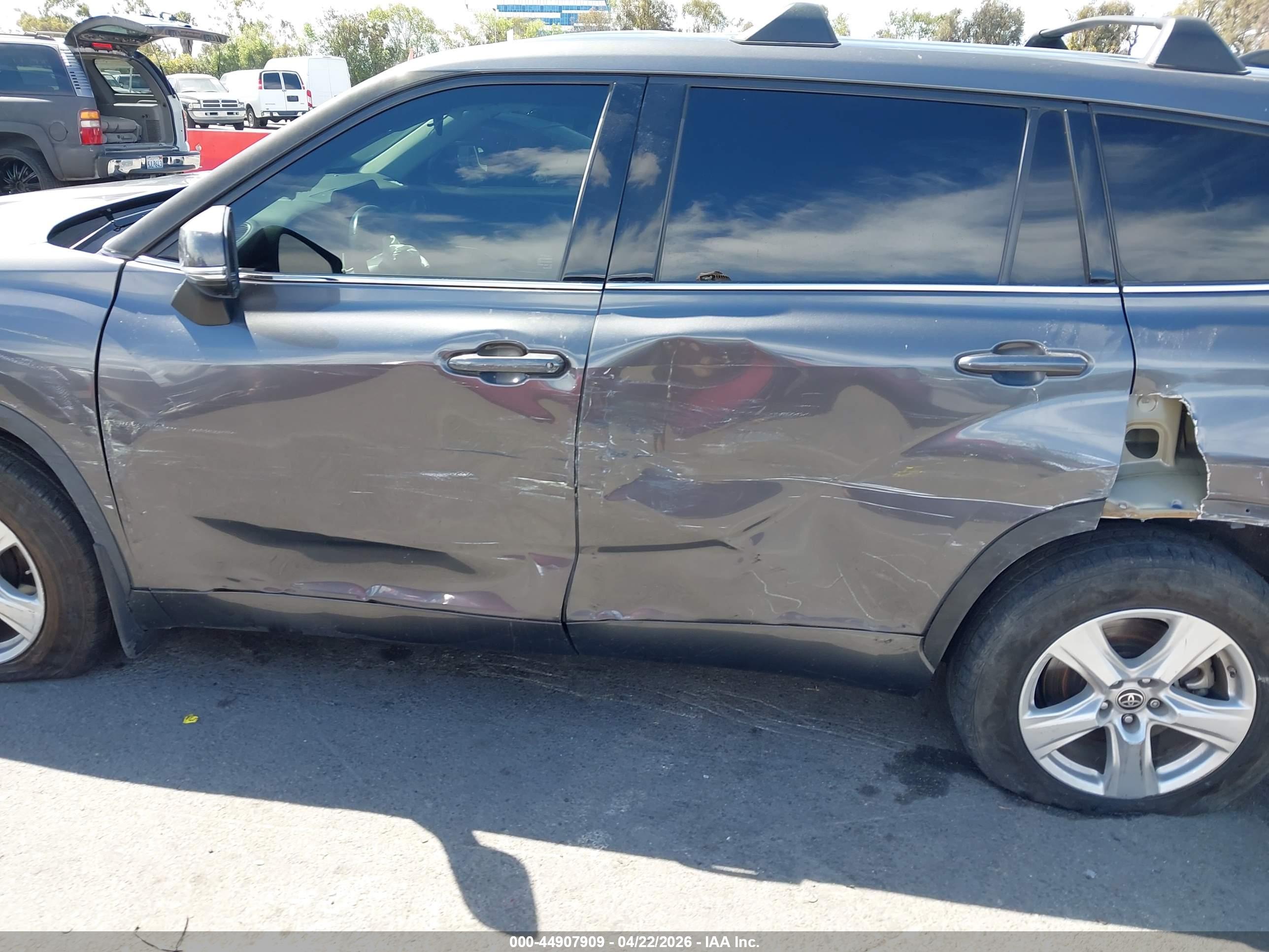 2022 TOYOTA HIGHLANDER LE