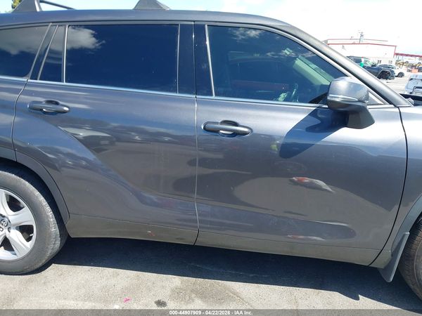 2022 TOYOTA HIGHLANDER LE
