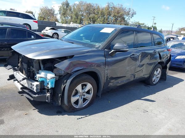 2022 TOYOTA HIGHLANDER LE