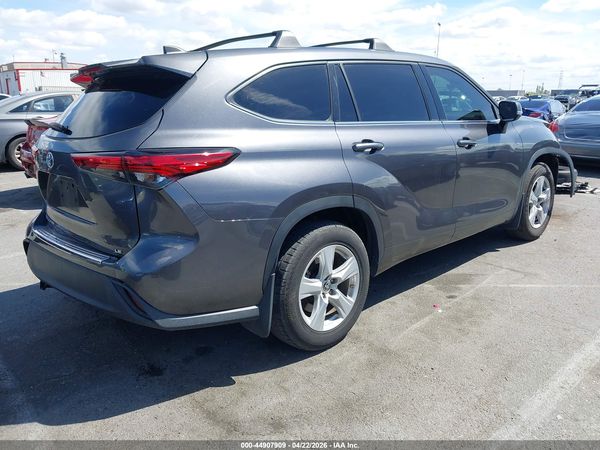 2022 TOYOTA HIGHLANDER LE