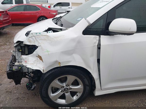 2018 TOYOTA SIENNA LE