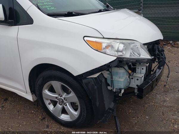 2018 TOYOTA SIENNA LE
