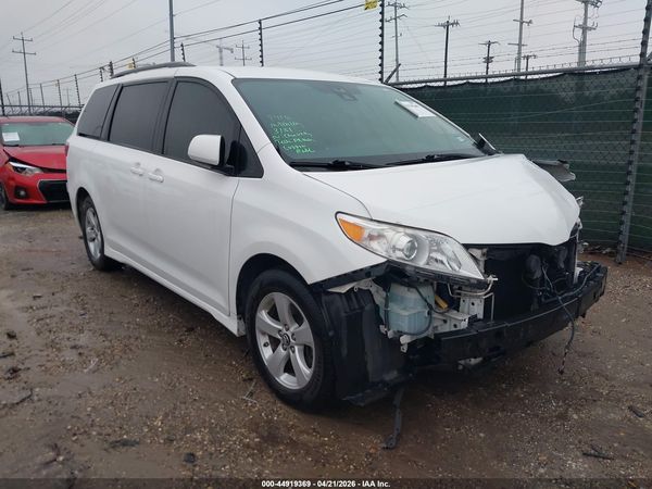 2018 TOYOTA SIENNA LE