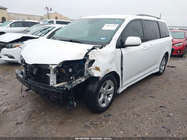 2018 TOYOTA SIENNA LE