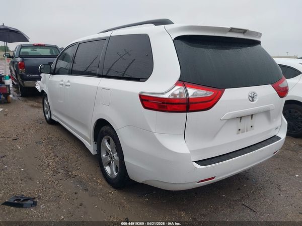 2018 TOYOTA SIENNA LE