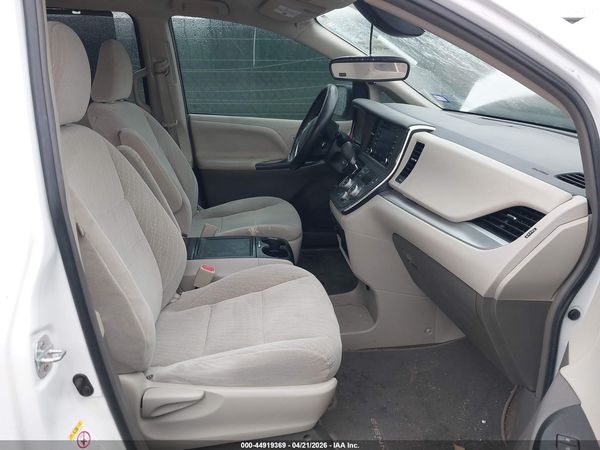 2018 TOYOTA SIENNA LE