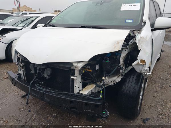 2018 TOYOTA SIENNA LE