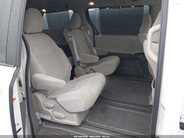 2018 TOYOTA SIENNA LE