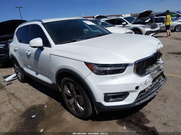 2021 VOLVO XC40 T5 MOMENTUM