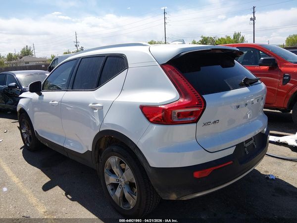 2021 VOLVO XC40 T5 MOMENTUM