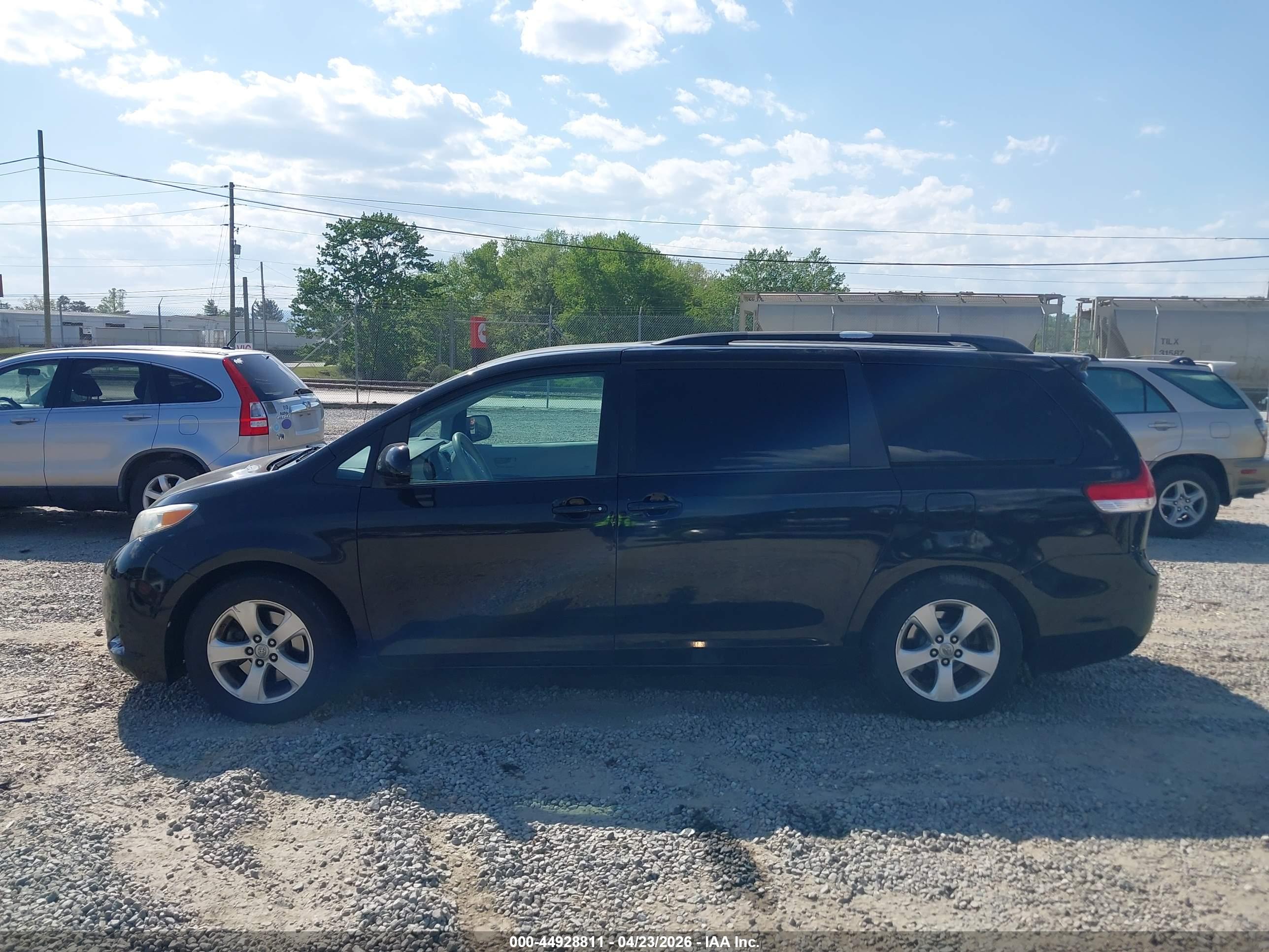2014 TOYOTA SIENNA LE V6 8 PASSENGER