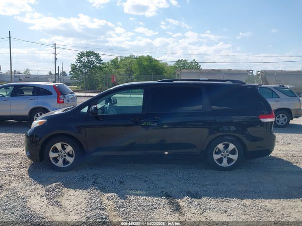 2014 TOYOTA SIENNA LE V6 8 PASSENGER