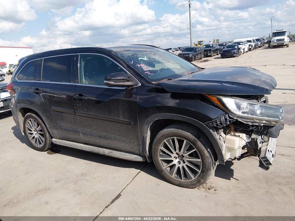 2018 TOYOTA HIGHLANDER SE