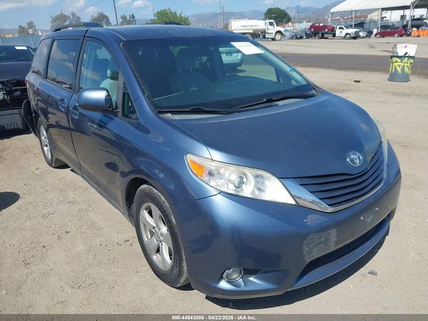 2015 TOYOTA SIENNA LE 8 PASSENGER — I1