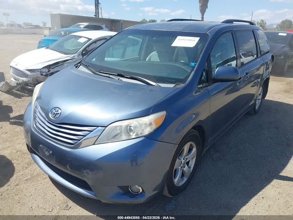 2015 TOYOTA SIENNA — I2