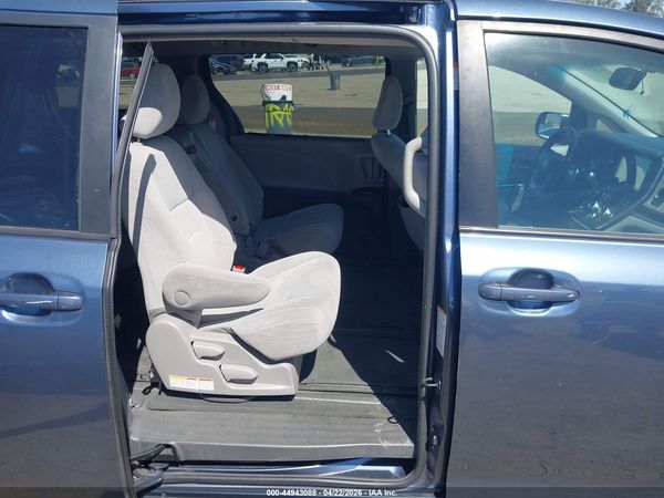 2015 TOYOTA SIENNA LE 8 PASSENGER — I8