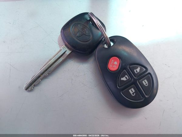 2015 TOYOTA SIENNA LE 8 PASSENGER — I11