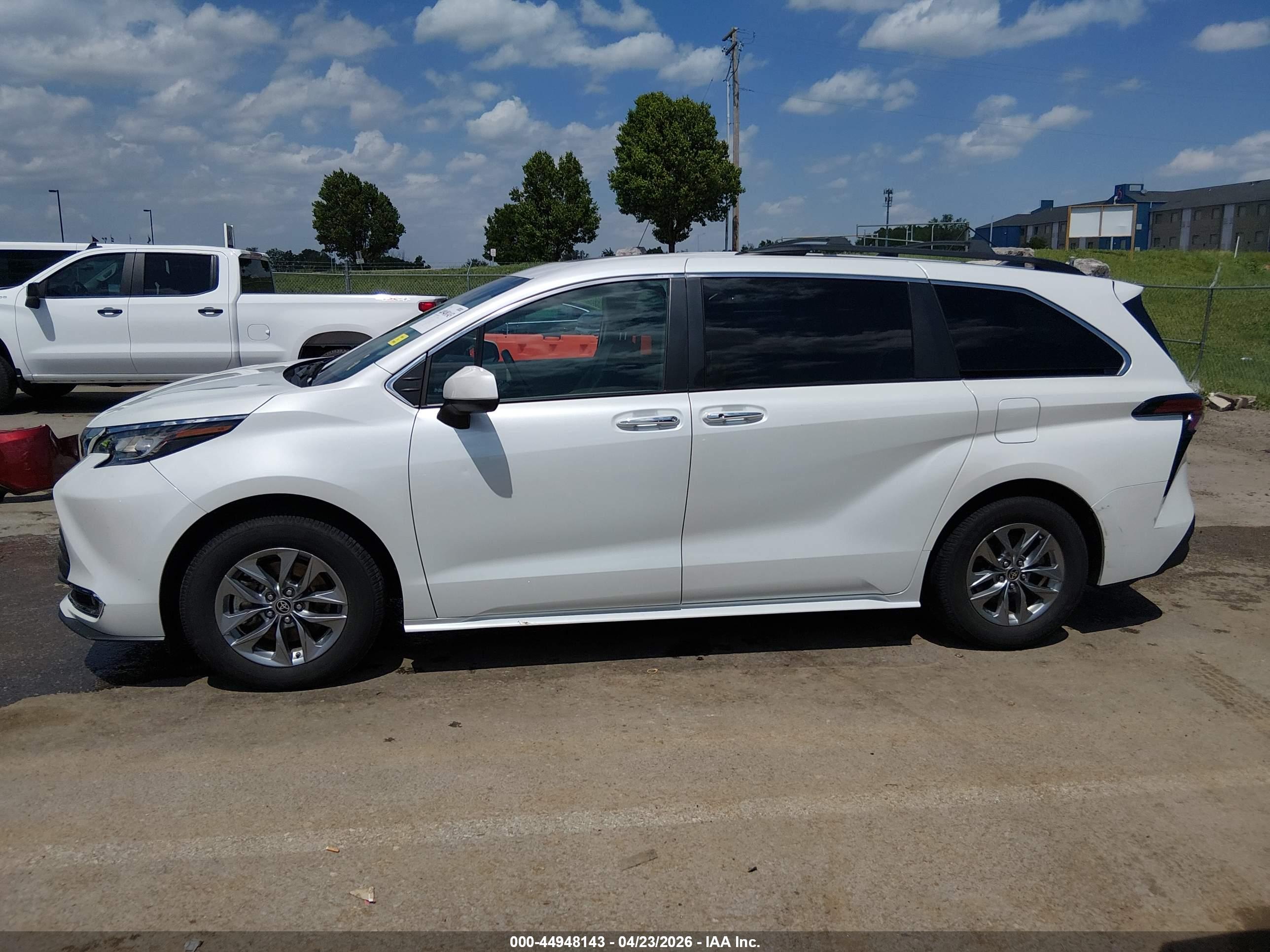 2022 TOYOTA SIENNA XLE