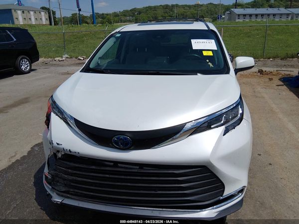 2022 TOYOTA SIENNA XLE