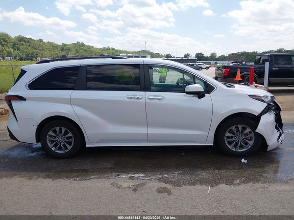 2022 TOYOTA SIENNA XLE