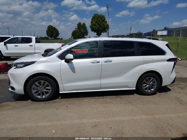 2022 TOYOTA SIENNA XLE