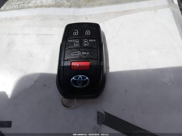 2022 TOYOTA SIENNA XLE