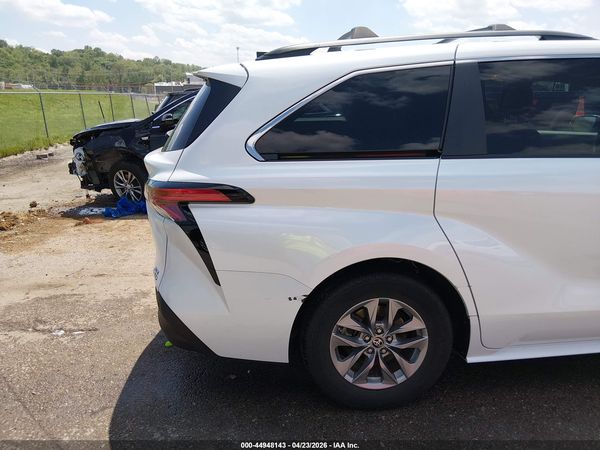 2022 TOYOTA SIENNA XLE