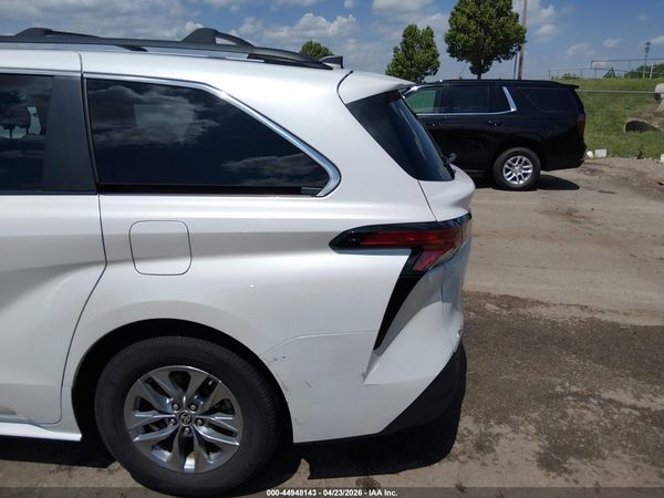 2022 TOYOTA SIENNA XLE