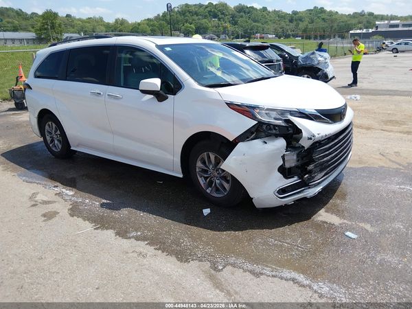 2022 TOYOTA SIENNA XLE