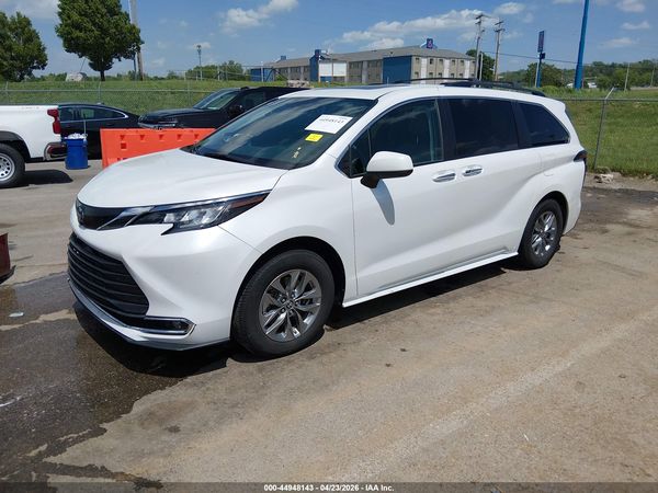 2022 TOYOTA SIENNA XLE