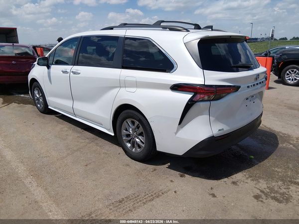 2022 TOYOTA SIENNA XLE