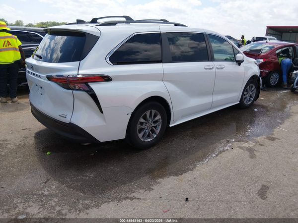 2022 TOYOTA SIENNA XLE
