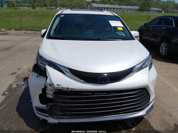 2022 TOYOTA SIENNA XLE