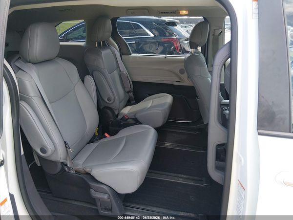 2022 TOYOTA SIENNA XLE