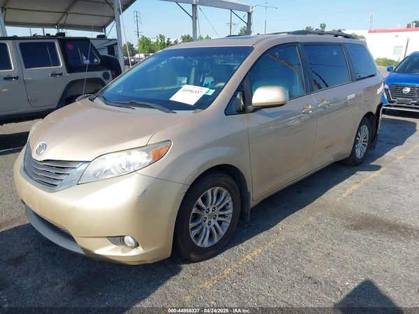 2012 TOYOTA SIENNA — I2