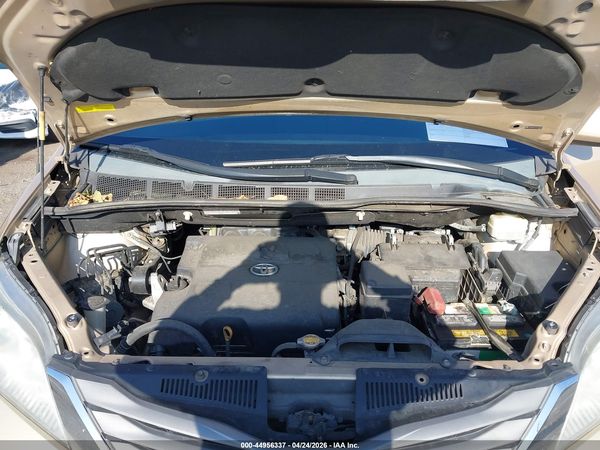 2012 TOYOTA SIENNA XLE V6 8 PASSENGER — I10