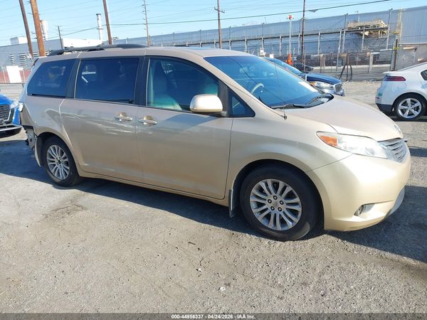 2012 TOYOTA SIENNA XLE V6 8 PASSENGER — I116