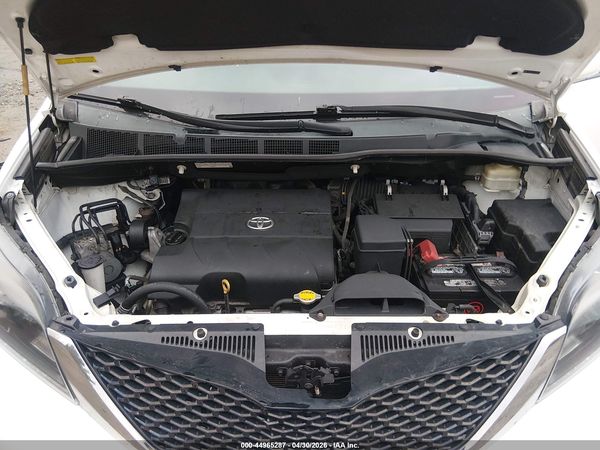 2015 TOYOTA SIENNA SE 8 PASSENGER