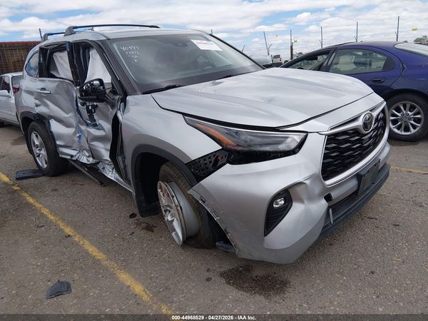 2022 TOYOTA HIGHLANDER LE