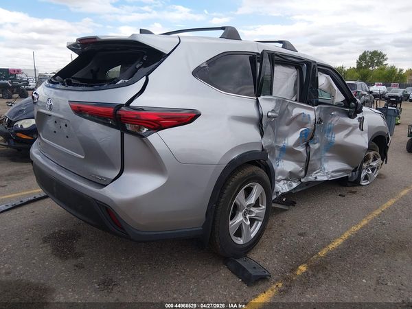 2022 TOYOTA HIGHLANDER LE
