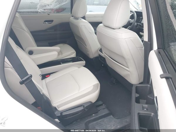 2024 NISSAN PATHFINDER SL 4WD — I8