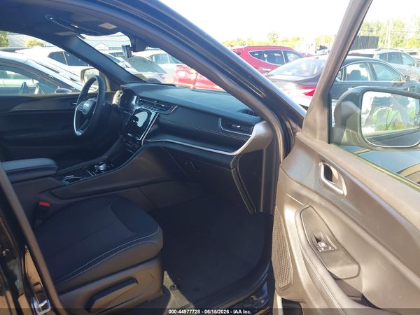 2025 JEEP GRAND CHEROKEE LAREDO X 4X4