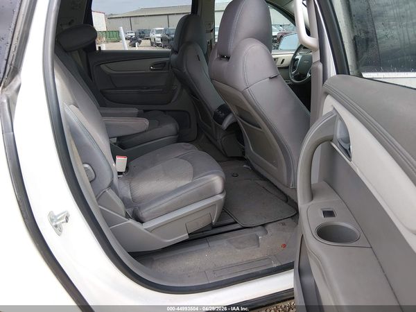2015 CHEVROLET TRAVERSE 1LT — I8